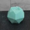 llamativa vela en forma geometrica