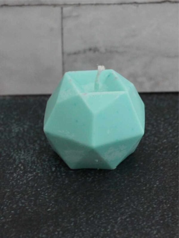 llamativa vela en forma geometrica