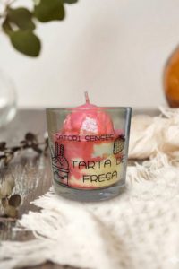 vela de soja aromatica con forma de tarta de fresa y olor a fresa