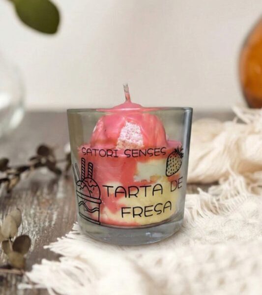 vela de soja aromatica con forma de tarta de fresa y olor a fresa