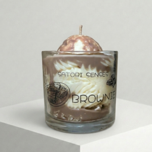 vela de soja aromatica con forma de tarta de brownie con olor a delicioso chocolate