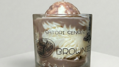 vela de soja aromatica con forma de tarta de brownie con olor a delicioso chocolate