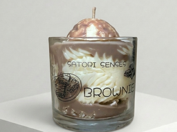 vela de soja aromatica con forma de tarta de brownie con olor a delicioso chocolate