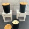 elegantes velas con olor a vainilla y tarro negro