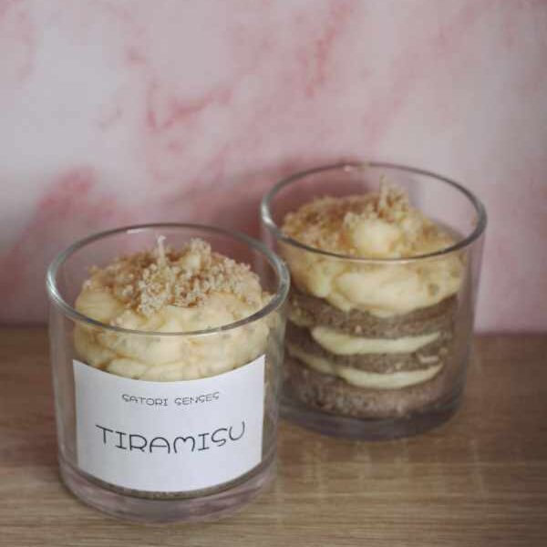 vela de soja aromática con forma de tarta de tiramisu