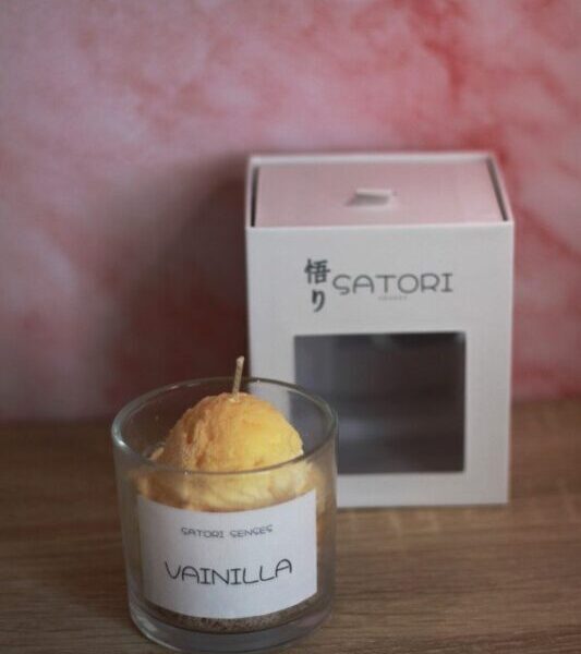 vela aromatica de vainilla con forma de tarta