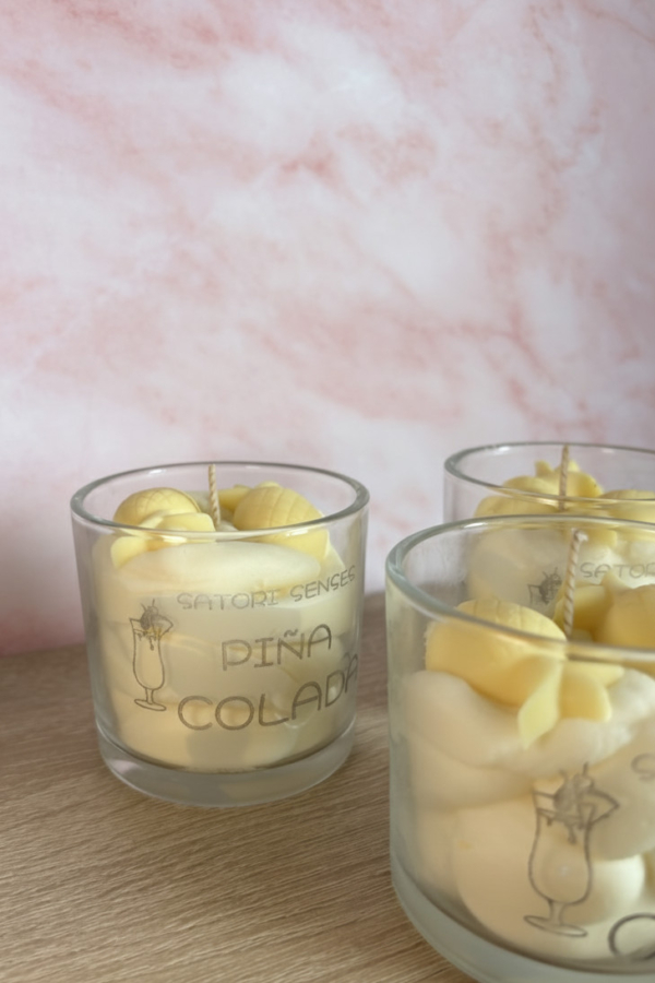 velas artesanales con esencia a piña colada