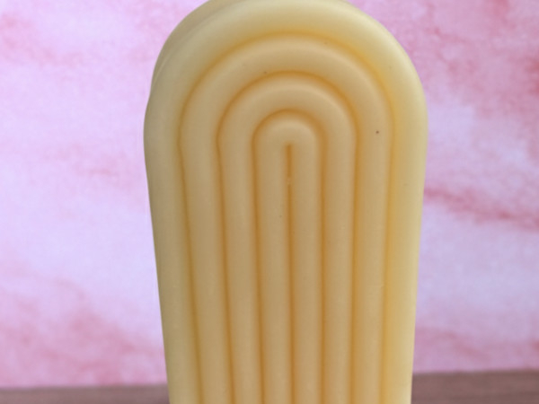 vela de cera de soja con olor a panadería francesa y forma de arcoíris