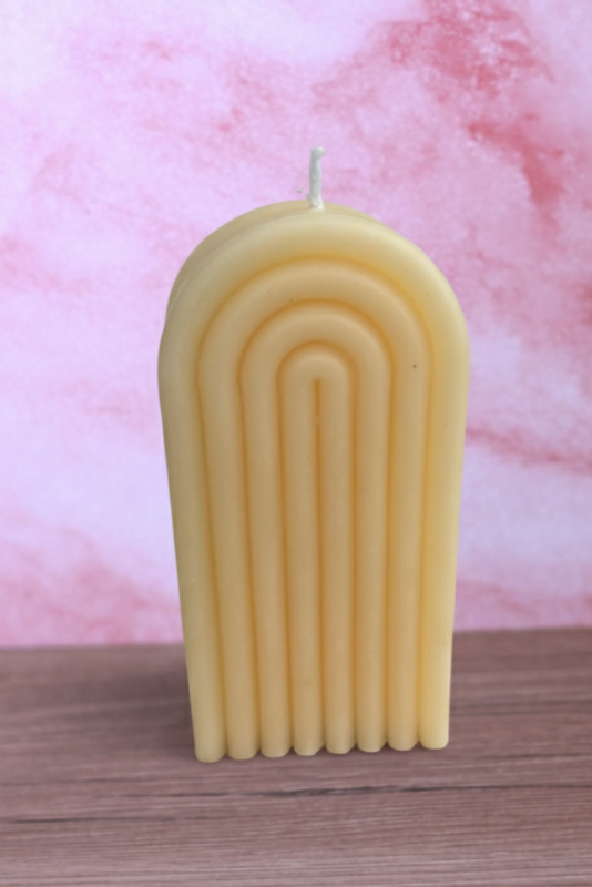 vela de cera de soja con olor a panadería francesa y forma de arcoíris