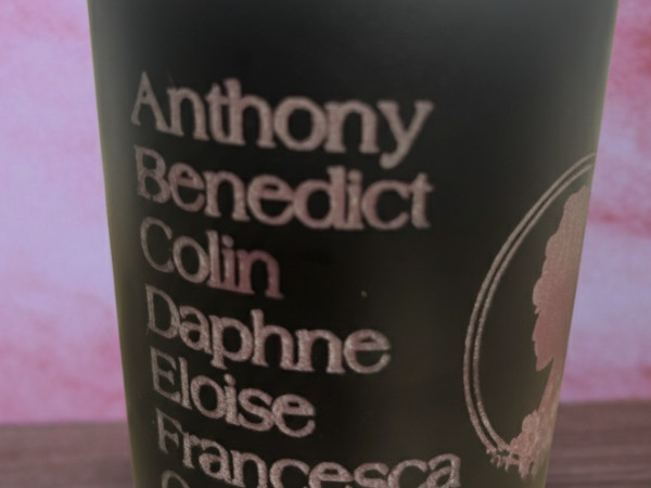 vela de soja en vaso con olor fresa y los nombres de los hermanos bridgerton