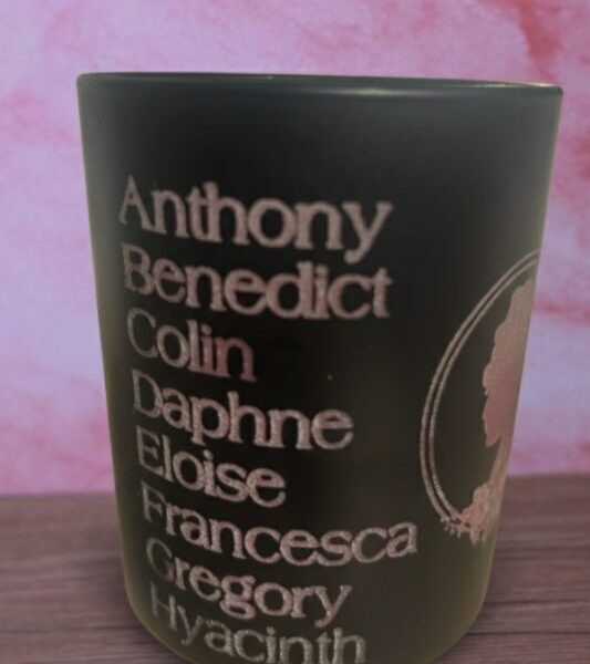 vela de soja en vaso con olor fresa y los nombres de los hermanos bridgerton