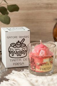 vela de soja con forma de tarta de fresa y aroma a fresa