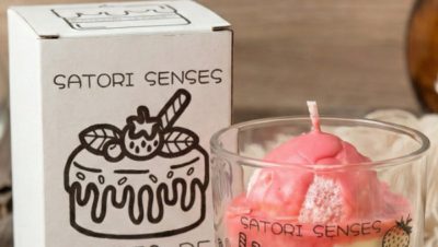 vela de soja con forma de tarta de fresa y aroma a fresa