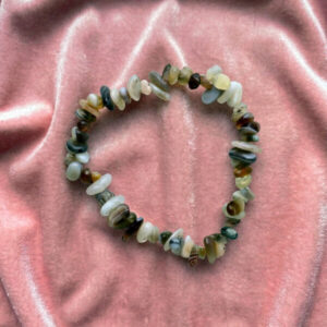 El ágata de Botswana es una de las piedras más apreciadas en la gemoterapia por su energía suave, constante y profundamente reconfortante. Al ser un tipo de ágata bandeada con esas líneas tan características , se la conoce como la "Piedra del Atardecer" o la "Piedra de la Solución".