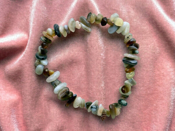 El ágata de Botswana es una de las piedras más apreciadas en la gemoterapia por su energía suave, constante y profundamente reconfortante. Al ser un tipo de ágata bandeada con esas líneas tan características , se la conoce como la "Piedra del Atardecer" o la "Piedra de la Solución".