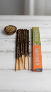 Incienso de copal natural Limpieza y Armonía de Sagrada Madre sobre fondo de madera