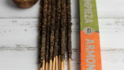 Incienso de copal natural Limpieza y Armonía de Sagrada Madre sobre fondo de madera