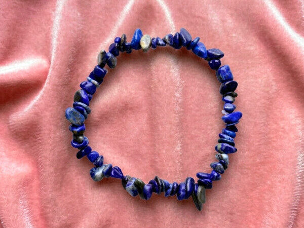 Una pulsera de lapislázuli ofrece una estética elegante con su color azul profundo y real, salpicado de inclusiones de pirita dorada. Metafísicamente, se la valora por fomentar la comunicación clara y la autoexpresión auténtica, actuando como la 'piedra de la verdad'. Además, se cree que promueve la claridad mental y la intuición, al tiempo que aporta una profunda sensación de paz interior y calma, ayudando a reducir el estrés. Es un accesorio poderoso que combina belleza con bienestar holístico.