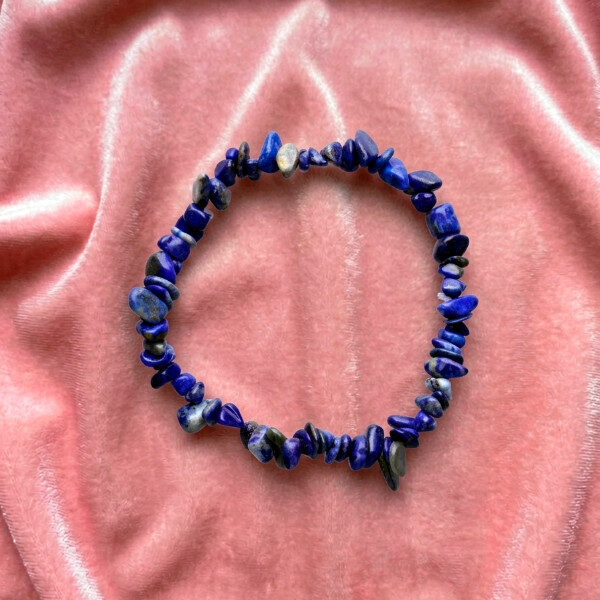 Una pulsera de lapislázuli ofrece una estética elegante con su color azul profundo y real, salpicado de inclusiones de pirita dorada. Metafísicamente, se la valora por fomentar la comunicación clara y la autoexpresión auténtica, actuando como la 'piedra de la verdad'. Además, se cree que promueve la claridad mental y la intuición, al tiempo que aporta una profunda sensación de paz interior y calma, ayudando a reducir el estrés. Es un accesorio poderoso que combina belleza con bienestar holístico.